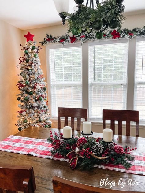 Christmas Decoration Dining Room, Dinning Room Christmas Tree, Christmas Living Room Centerpiece, Small Dining Room Christmas Decor, Table Centerpiece Christmas Decor, Christmas Dining Room Decor Ideas, Dinning Room Christmas Ideas, Dining Room Christmas Decorations, Christmas Dinning Room Decoration