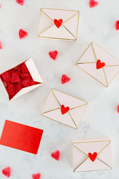 Valentines Sugar Cookies, Pink Bakery, Chocolate San Valentin, Valentine Favors, Valentine Sugar Cookies, Foil Highlights, Kids Treat, Valentine Chocolate, Love Note