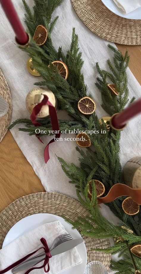 Christmas Day Dinner Table, Holiday Tablescapes Round Table, Classic Christmas Dining Table Decor, Hosting Tablescape, Tablescape For Two, Round Tablescapes Christmas, Aesthetic Christmas Table, Christmas Dinner Party Table Decor Place Settings, Holiday Table Scape