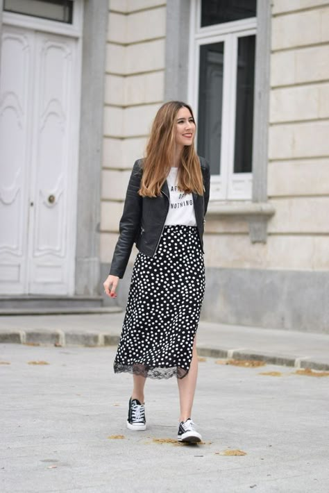 Dotted midi skirt Black And White Polka Dot Skirt Outfit, Pencil Midi Skirt Outfit, Polka Dots Skirt Outfit, Black Polka Dot Skirt Outfit, Polka Dot Midi Skirt Outfit, Dots Skirt Outfit, White Polka Dot Skirt Outfit, Midi Rok Outfit, Floral Midi Skirt Outfit