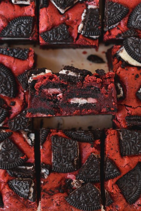 Emo Desserts, Red And Black Food Ideas, Red Color Food Ideas, Red And Black Desserts, Red Velvet Brownies, Red Velvet Cookies, Easy Baking Recipes Desserts, Sweet Snacks Recipes, Red Food