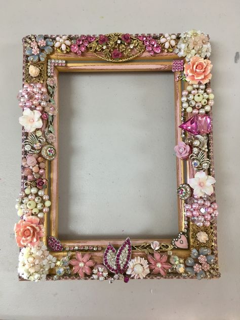 Decorate Picture Frames Diy, Emblished Picture Frames, Decorated Picture Frames, Decorated Picture Frames With Flowers, Beaded Photo Frame, Rhinestone Picture Frame, Mirror Design Ideas, Beaded Jeweled Picture Frame, Jeweled Picture Frame