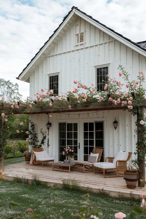 55 Farmhouse Patio Ideas for Charming and Rustic Style Country Patio Farmhouse Style Outdoor Spaces, Farmhouse Patio Ideas, Camper House, Country Backyard, Farmhouse Backyard, Relaxing Patio, Farmhouse Patio, Cottage Garden Design, Porch Design