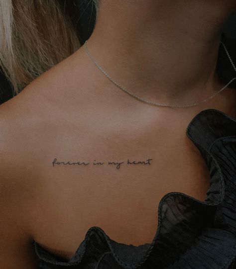 One Word Collar Bone Tattoo, Collar Bone Tattoo Danty, Collarbone Tattoo Writing, Collar Bone Tattoo Dainty, Cursive Collar Bone Tattoo, Colar Bone Tattoo For Women Meaningful, Collar Bone Tattoos For Women Quotes, Clavicle Tattoos For Women Quotes, Tattoo On Clavicle