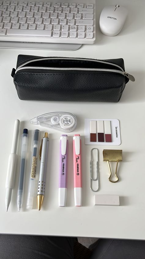 Pencil Bags Aesthetic, School Aesthetic Pencil Case, School Pencil Case Essentials, School Organisation Aesthetic, Study Supplies Aesthetic, School Pencil Case Aesthetic, Whats In My Uni Bag, School Aethestic, School Organization Aesthetic