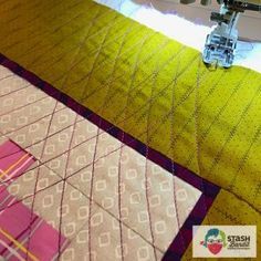 Straight Line Quilting Ideas Simple, Simple Machine Quilting Designs, Quilting Borders Designs Simple, Grid Quilting Designs, Quilting With A Regular Sewing Machine, Quilt Designs Ideas, Quilt Stitching Patterns, Quilt Back Ideas, Easy Machine Quilting