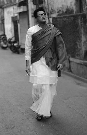 Vintage Indian Clothing Bengali Male Dress, Old Indian Clothes, Lungi Outfits For Men, Bengali Dhoti Kurta For Men, Indian Men Traditional Outfit, Indian Clothes Men, Lungi Mens Indian, Indian Style Men, Indian Aesthetic Men