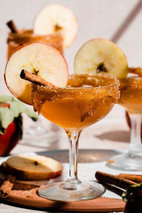 Apple Cinnamon Drink Cocktails, Elegant Drinks Aesthetic, Carving And Cocktails Party, Apple Crisp Cocktail, Fall Cocktails Aesthetic, Fall Cozy Cocktails, Toffee Apple Cocktail, Fall Cocktail Aesthetic, Apple Cider Christmas Cocktail