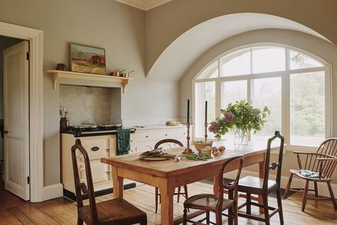 A Traditional, English Arts & Crafts Kitchen in Hampshire, England: Steal This Look Traditional English Kitchen, Arts And Crafts Kitchen, Hampshire England, English Kitchen, English Kitchens, Kitchen Design Open, Traditional English, Menorca, Open Kitchen