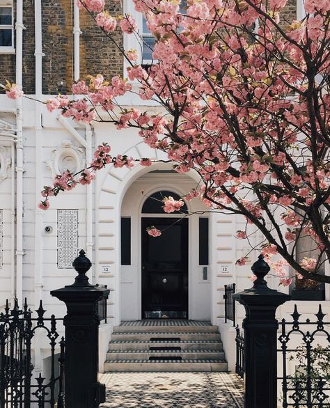 Notting Hill, London Notting Hill London Aesthetic, Noting Hill London, Notting Hill Aesthetic, Notting Hill Apartment, Townhouse Exterior, Apartment Exterior, London Dreams, Modern Townhouse, Notting Hill London