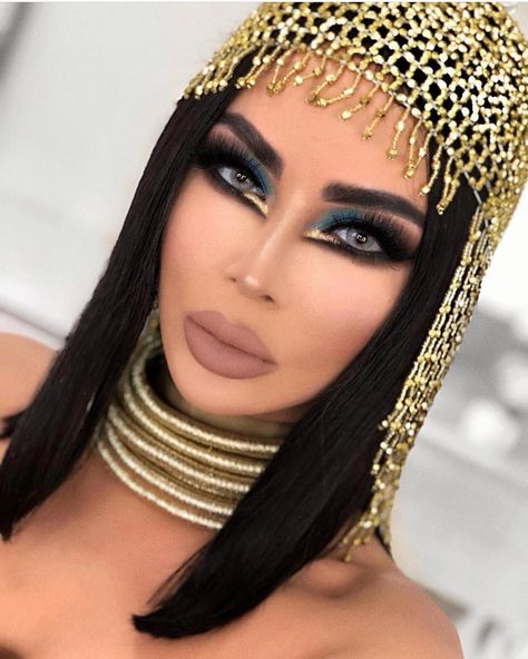 Lots of inspiration, diy & makeup tutorials and all accessories you need to create your own DIY Cleopatra Costume for Halloween. Cleopatra Make-up, Diy Cleopatra, Extreme Make-up, Cleopatra Makeup, Cleopatra Halloween Costume, Cleopatra Halloween, Makeup Zombie, Egyptian Makeup, Fantasy Make-up