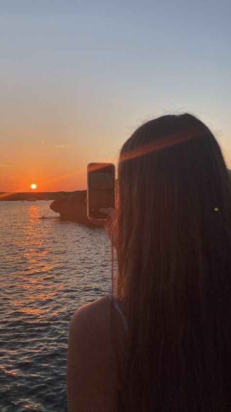 Taking A Picture Of The Sunset, Taking Pictures Of Sunset, Beach Sunset Poses, Sunset Photography People, Sunset Photoshoot Ideas, Beach Bash, Sunset Photoshoot, Human Photography, Sea Pictures