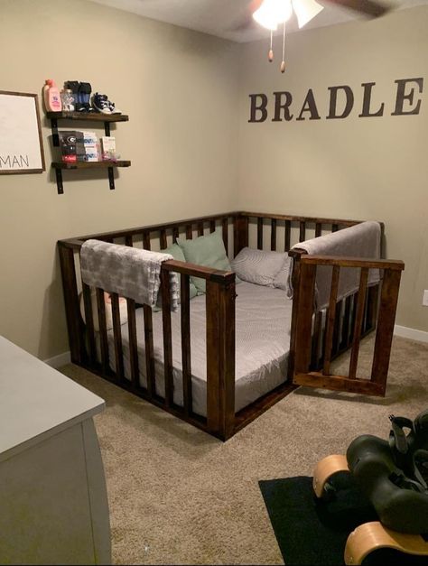 Size Full Floor bed frame w/ gate for one sweet kiddo 😁 Twin Bed Crib, Floor Crib, Diy Toddler Bed, Toddler Floor Bed, Diy Crib, Baby Room Organization, Nursery Room Design, Girl Nursery Room, Baby Boy Room Nursery