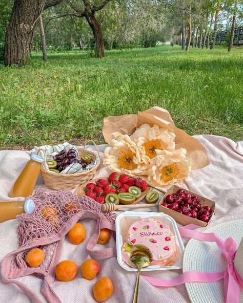 Альбина | Aesthetic’s Instagram post: “Hello, summer ☀️ I missed you 💗” Romantic Picnic Food, Picnic Photography, Picnic Inspiration, Picnic Decorations, College Meals, Garden Party Birthday, Romantic Picnics, Picnic Date, Picnic Food