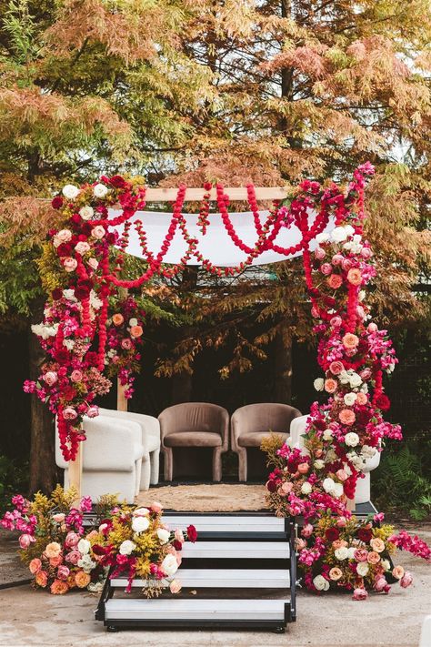 Carnation Garland, Pink Indian Wedding, Red Indian Wedding, Reception Decoration Ideas, Mauritius Wedding, Wedding Decorations Ideas, Indian Wedding Flowers, Indian Reception, Bright Wedding Colors