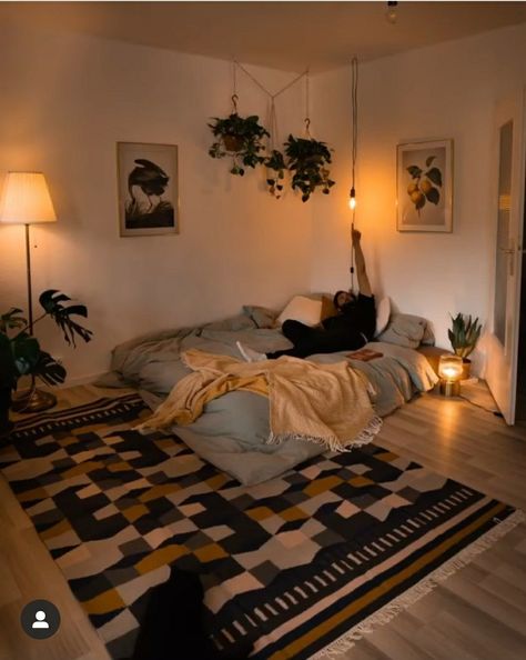 Bed On Ground Aesthetic, Bed On Floor Decor, Floor Mattress Aesthetic, Bed On Floor Ideas Aesthetic Cozy, Matress Ideas Floor Aesthetic Bedroom, Mattress On Floor Ideas Aesthetic, Room Ideas Aesthetic Bed On Floor, Floor Matress Decoration, Mattress On The Floor Aesthetic