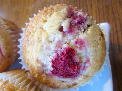 Sour Cream Raspberry Muffins, Healthy Raspberry Muffins, Raspberry Muffin Recipes, Sour Cream Muffins, Lemon Raspberry Muffins, Tin Recipes, Raspberry Muffins, Biscuit Bread, Raspberry Tarts