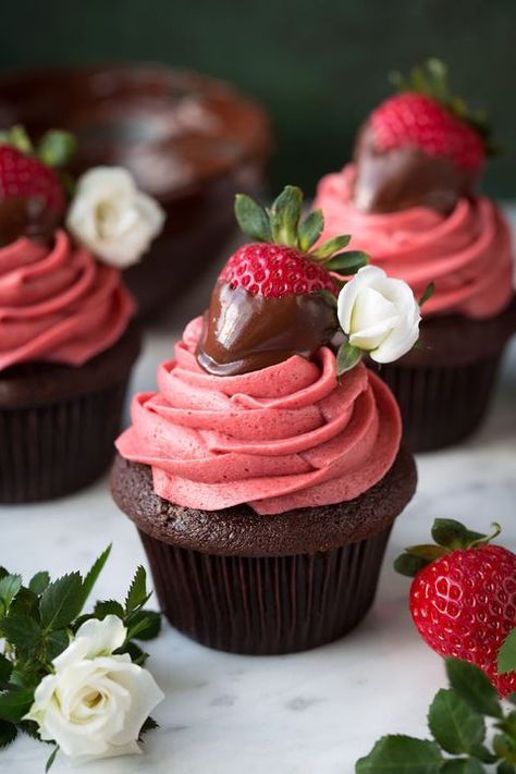 When you can't decide which delicious dessert to make on Valentine's Day, these chocolate covered strawberry cupcakes are just the sweet you're looking for.  #holiday #recipe #food #ideas #valentinesday #dessert #inspiration Covered Strawberry, Strawberry Frosting, Valentines Day Desserts, Mexican Dessert, Makanan Diet, Strawberry Cupcakes, Cooking Classy, Köstliche Desserts, Desserts To Make