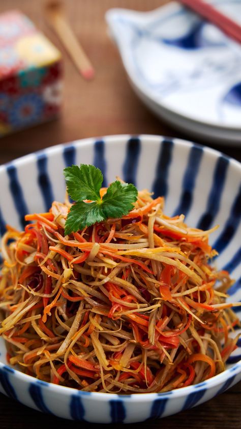 A quick stir-fry that can be made with burdock (gobo), carrots, or other veggies, Kinpira Gobo is a classic Japanese side dish that's great for bento. Essen, Gobo Recipe, Stir Fry Carrots, Japanese Side Dish, Easy Asian Dinners, Buttered Vegetables, Easy Japanese Recipes, Quick Stir Fry, Vegan Asian