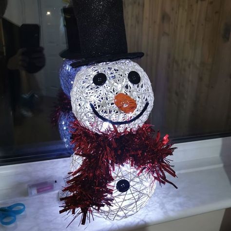 Diy Outdoor Snowman Decorations, Snow Men Crafts, Diy Snow Man, String Balloons, Outdoor Snowman, String Fairy Lights, Snowman Crafts Diy, Diy Snow, Pva Glue