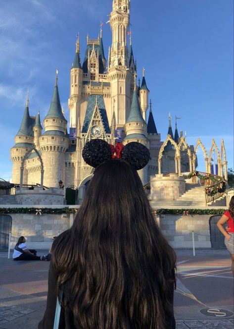 Baltimore Outfit Winter, Disneyland Aesthetic Friends, Tokyo Disneyland Aesthetic, Disneyland Orlando, Disney Poses, Disney Tokyo, Disneyland Photos, Disney Photo Ideas, Disney World Pictures