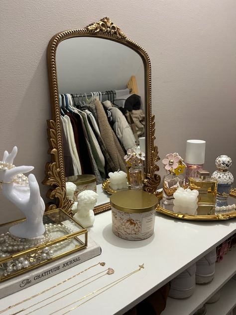 Room Gold Decor, Aesthetic Bedroom Closet, Dresser Accessories Decor, Dresser Jewelry Display, Vintage Gold Bedroom, Gold Antique Room Aesthetic, Gold Vanity Aesthetic, Jewelry Organization On Dresser, Gold Aesthetic Home