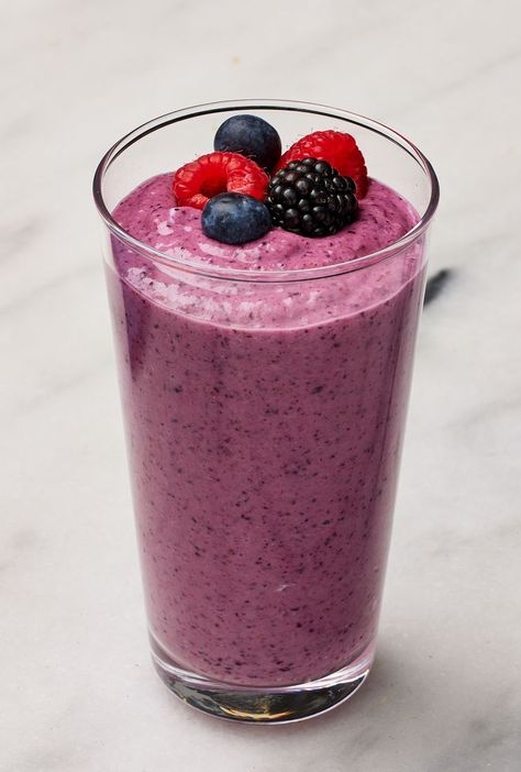 Berry Smoothie Aesthetic, Mixed Berry Smoothie Bowl, High Protein Breakfast Smoothies, Mixed Fruit Smoothie, Berries Smoothie, Aip Foods, Med Diet, Eating Well Recipes, Ice Cream Drinks