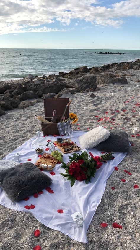 Best Present For Boyfriend, Romantic Room Surprise, Cer Nocturn, Romantic Dinner Decoration, Picnic On The Beach, Romantic Picnic, Dream Dates, Romantic Date Night Ideas, Picnic Inspiration