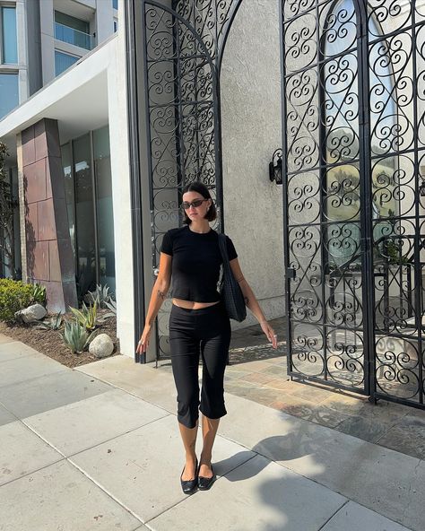 Casual Capri Outfits, Caprese Pants Outfits, Capri Sweatpants Outfit, Capri Style Outfits, Capri Tights Outfit, Capri Pants Outfits Aesthetic, Capris Pants Outfit, Capri Outfits 2024, 3/4 Pants