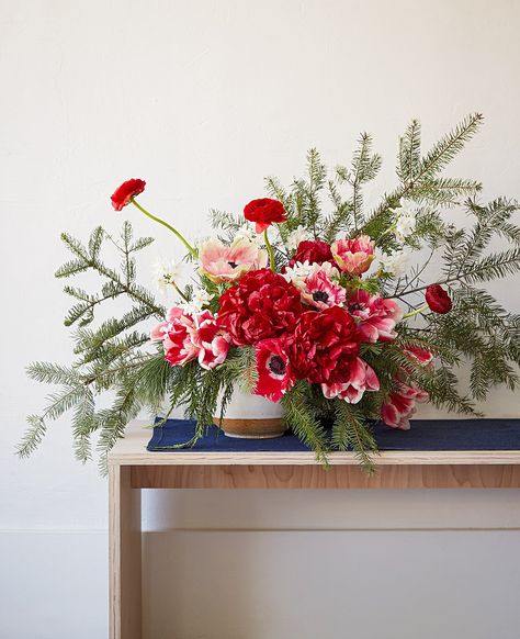 Diy Christmas Flower Arrangements, Christmas Flower Arrangements Ideas, Flower Arrangements Ideas, Christmas Arrangements Centerpieces, Holiday Flower Arrangements, Winter Flower Arrangements, Holiday Floral Arrangements, Christmas Flower Decorations, Winter Floral Arrangements