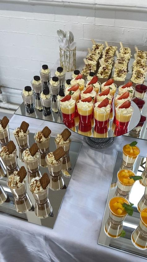 Graduation Desserts, Dessert Shooters, Mini Dessert Cups, Party Food Buffet, Catering Ideas Food, Party Food Platters, Wedding Dessert Table, Food Displays, Snacks Für Party