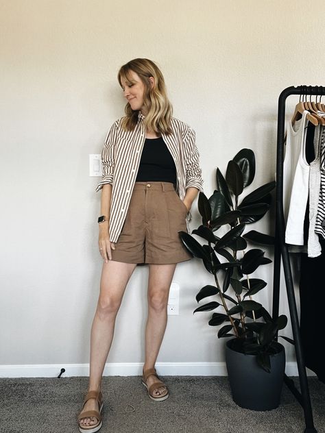 Spring Outfits – Collective for Good Shorts Minimalist Outfit, H&m Casual Shorts For Spring, Midsize Inspiration, Look Casual Verano, Outfit For Trip, Summer Basic Outfits, Comfy Summer Outfits Aesthetic, Minimalist Everyday T-shirt For Spring, Basic Outfits Spring