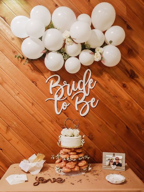 Diy Bridal Shower Cake Ideas, Bridal Shower Easy Decorations, Bridal Shower Setup At Home, Elegant Bridal Shower Table Decor, Bridal Shower Ideas Indoor, Bridal Shower Ideas White Theme, Bridal Shower In Home Ideas, Bride To Be Decor Ideas, Restaurant Bridal Shower Decorations