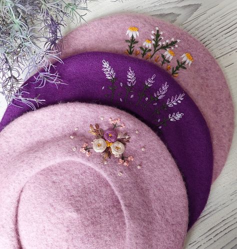 Embroidered Beret Hat, Embroidery Hat Ideas, Beret Embroidery, Embroidery Beret, Lilac Embroidery, Unique Beanies, Embroidered Accessories, Embroidered Hair Bows, French Hat