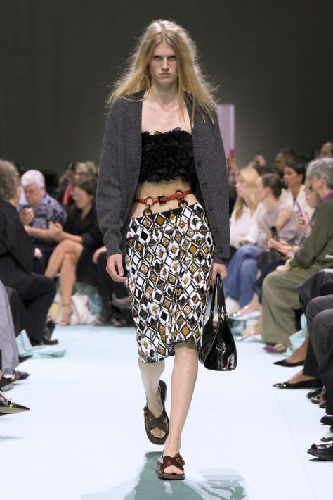 Prada Spring 2025 Ready-To-Wear Collection at Milan Fashion Week Prada Style Outfit, 2025 Trends, 2025 Spring, Trendy Fall Fashion, Fashion Archive, Prada Spring, Summer 2025, Spring 2025, Paris Fashion Week Street Style