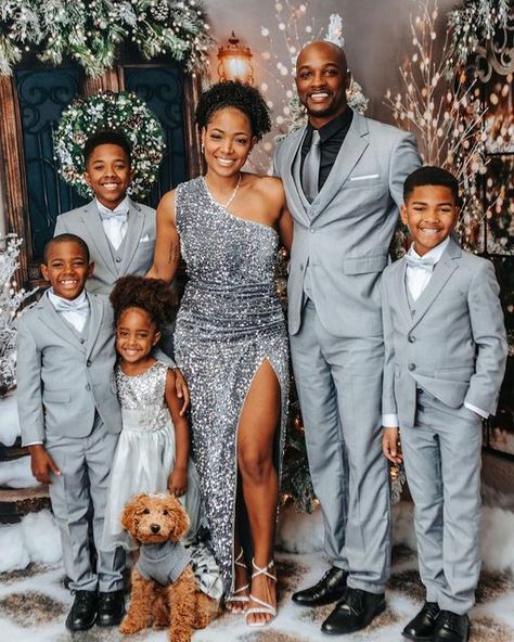 Red And Gold Christmas Family Photos, Black Family Of 6 Photoshoot, Family Formal Outfits, Family Of 6 Christmas Pictures, Christmas Family Outfit Ideas, Black Family Portraits, Minimalist Family Photoshoot, Christmas Family Photography, Christmas Family Photos Black People