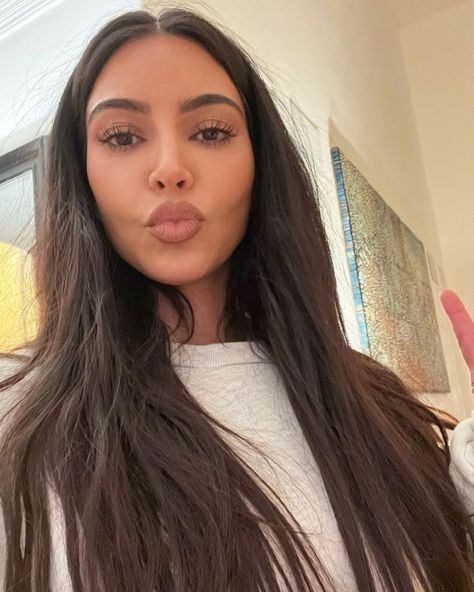 Kim Kardashian is opening up about her divorce from her husband, Kanye West. #KeepingUpwiththeKardashians #KimKardashian #KanyeWest #PeteDavidson #SaturdayNightLive Kardashian Beauty, Long Brunette, Kkw Beauty, New Girlfriend, Kim K, Kardashian Jenner, Kanye West, Kim Kardashian, Brown Hair