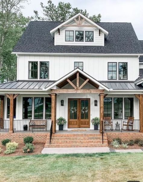 Rustic Farmhouse Exterior, Modern Farmhouse Exterior, Front Porch Ideas, Hus Inspiration, Design Exterior, Farmhouse Exterior, Farmhouse Homes, Farmhouse Style House, Dream House Exterior