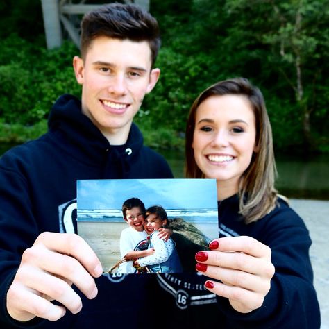 Senior Senior Sibling Picture Ideas, Sibling Graduation Photoshoot, Senior Sibling Picture Ideas Funny, Brother And Sister Senior Pictures, Senior Pictures With Siblings, Sibling Senior Pictures, Sibling Senior Picture Ideas, Mom And Son Senior Pictures, Cousin Senior Picture Ideas