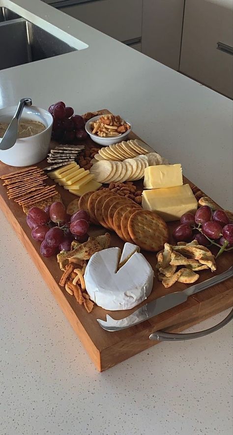 Cheese Wine Platter, Aesthetic Food For Party, Crackers And Cheese Aesthetic, Cheese Board Platter, Cheese Board No Meat, Aesthetic Food Party, Charcuterie Board Ideas Aesthetic, Wine Table Food, Hosting Aesthetic Food