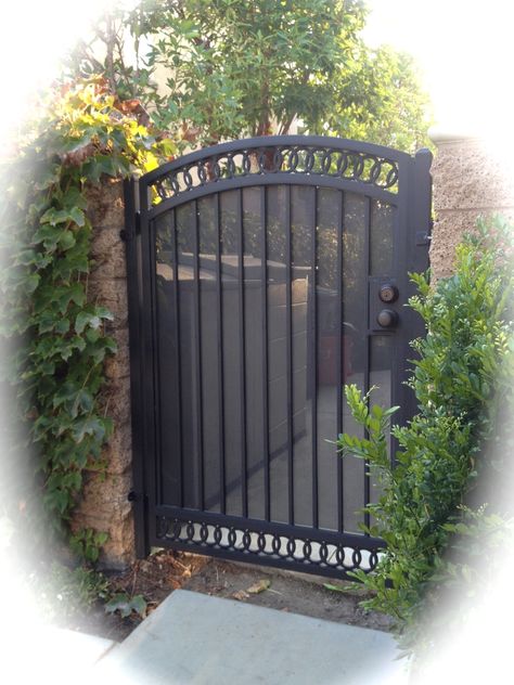 Iron Gates Entrance, Rod Iron Gates Entrance Yards, Wrought Iron Entry Gates, Gate Doors Ideas Fence Metal, Outdoor Iron Gate Design, Metal Backyard Gate, Black Iron Gates Driveway, Welded Gates Ideas, Wrought Iron Porch Enclosure