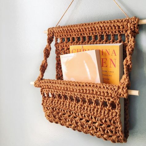 Pola Macrame, Confection Au Crochet, Crochet Wall Hangings, Book Holder, Crochet Home Decor, Fun Crochet Projects, Crochet Diy, Crochet Books, Diy Crochet Projects