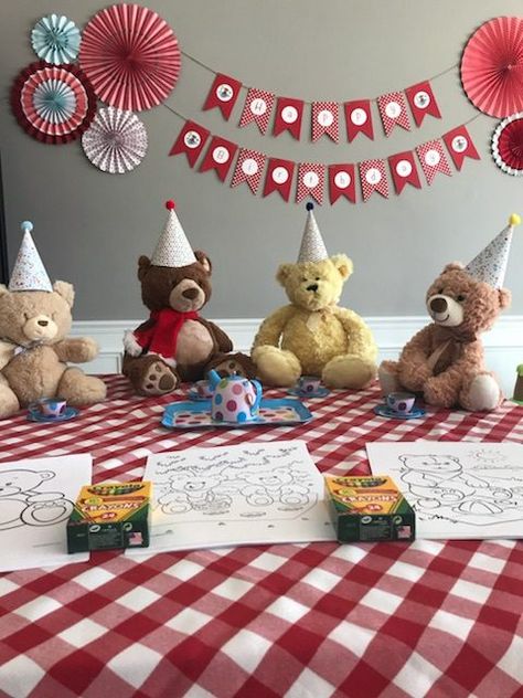 Tips for throwing a Teddy Bear Picnic Birthday party; decor, decorations, goodie bag ideas, invitations, free printables, DIY decor Birthday Party Ideas For Mom, Picnic 1st Birthday Party, Toddler Birthday Party Games, Western Picnic, Western Classroom, Teddy Bear Picnic Birthday Party, Picnic Themed Parties, Goodie Bag Ideas, Teddy Bear Birthday Party