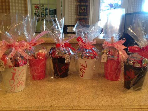 Valentines Day Goodie Bags For Coworkers, Valentine Co Worker Gifts Cute Ideas, Valentines Bucket Ideas, Valentine Coworkers Cute Ideas, Valentine’s Day Gift For Coworker, Co Worker Valentine Gifts Diy, Valentine’s Day For Coworkers, Valentine’s Day Basket For Co Worker, Coffee Mug Gifts Ideas Filled