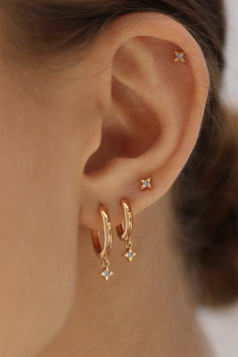 High Quality Gold Plated Studs Three Lobes Piercing, Ear Stacking Ideas Minimalist Gold, Piercings Ideas Ear, Ear Piercings Inspiration Minimalist, Four Ear Piercings, Aesthetic Piercings Ear, Eat Pericing Ideas, Triple Lobe Piercing Ideas, 3 Lobe Piercings Ideas