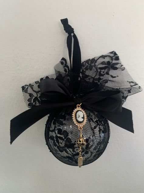 Wednesday Addams Christmas Tree, Diy Goth Christmas Ornaments, Gothic Christmas Tree Decorations, Black Christmas Decorations Diy, Creepmas Decorations Diy, Gothic Christmas Tree Ornaments, Gothic Xmas Tree, Diy Goth Ornaments, Gothmas Decor Diy