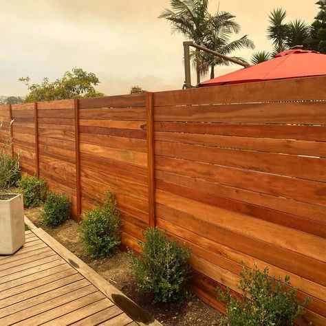 Wood Fence Design Ideas, Front Fence Ideas, Modern Horizontal Fence, Ipe Fence, Horizontal Fence Ideas, Patio Renovation, Modern Wood Fence, Mexico Homes, Horizontal Slat Fence