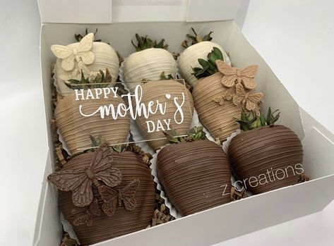 Chocolate Covered Strawberries With Butterflies, Strawberry Ideas, Chocolate Covered Desserts, Strawberry Box, Chocolate Covered Strawberry Recipe, Chocolate Covered Strawberries Bouquet, Strawberry Gifts, Chocolate Covered Fruit, Dessert Gifts