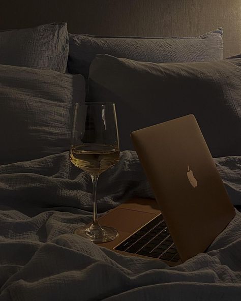 Aesthetic Work Pictures, Movie Vibes, Perfect Aesthetic, My Pinterest Boards, Instagram Dark Aesthetic, Wine In Bed, Dominika Core, Mood Aesthetic, Perfection Aesthetic