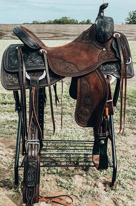 Western Saddles Aesthetic, Western Saddle Aesthetic, Horse Gear Western, Western Horse Tack Turquoise, Horse Tack Western, Cowboy Saddle, Barrel Racing Tack Rodeo, Horse Farm Ideas, Medieval Horse